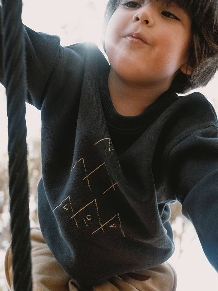 Sweatshirt noir enfant Jay avec motif montagnes pour la vente par Tiralahilacha