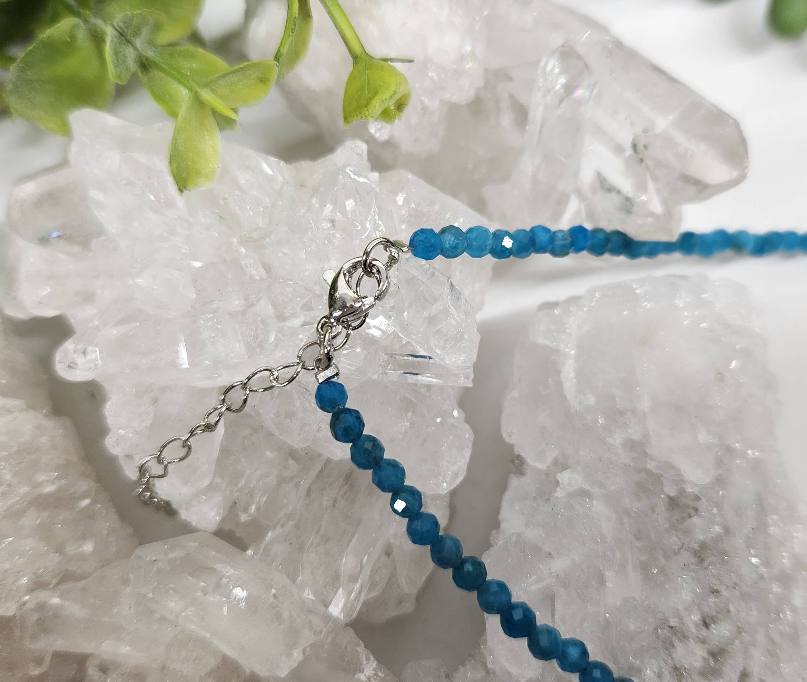 Meraki Gemstones – Engroshandel Perlehalskæde – Blå Apatit facetteret halskæde m/sølv farve resultater, 17 „L2