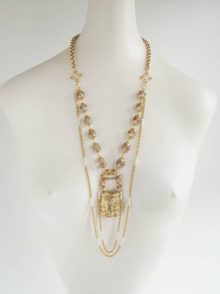 Sieraden, Handgemaakte Ketting-Een Gouden Omhelzing-Medallion-OOAK-VS voor wholesale door A Silk Purse