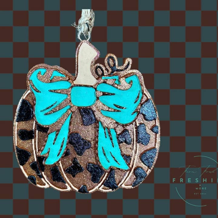 Citrouille à motif vache avec nœud pour la vente par Farm Fresh Freshies