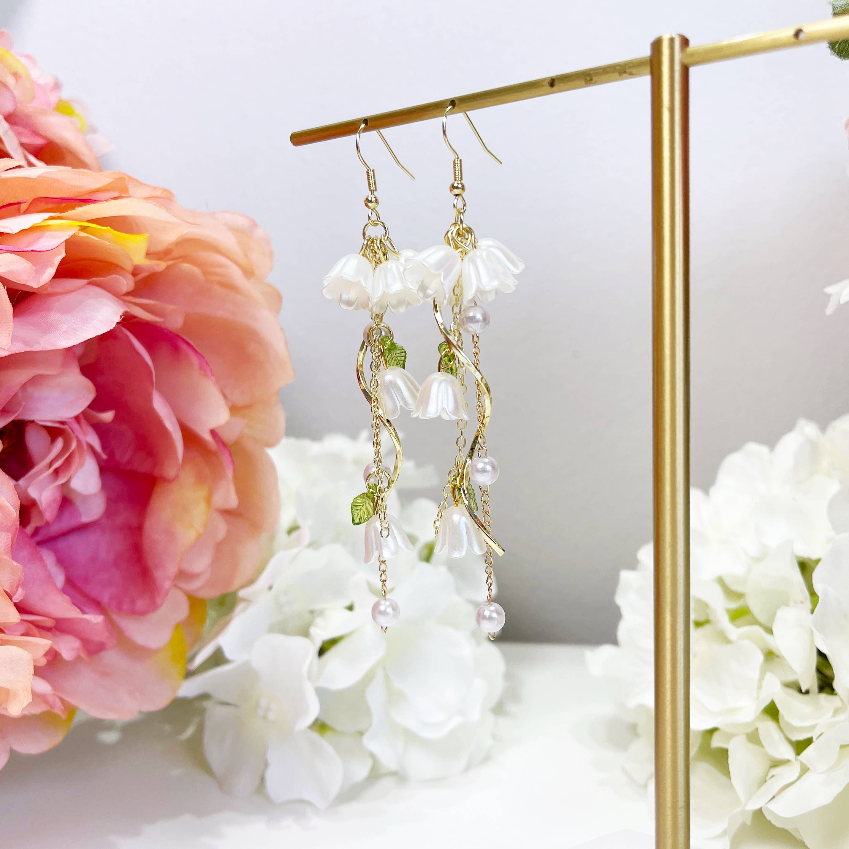 Melange Blanc – wholesale Dangle earrings – E189 lily flower earrings, floral earrings, flower earrings4