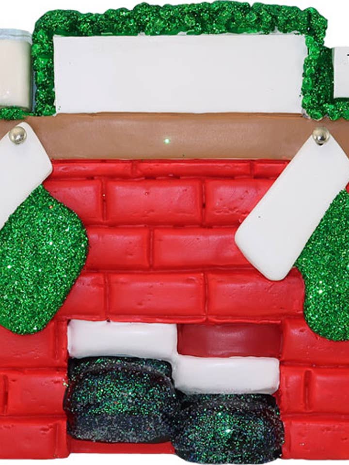 Caminetto con calze appese per la vendita all'ingrosso da parte di Ornament Central