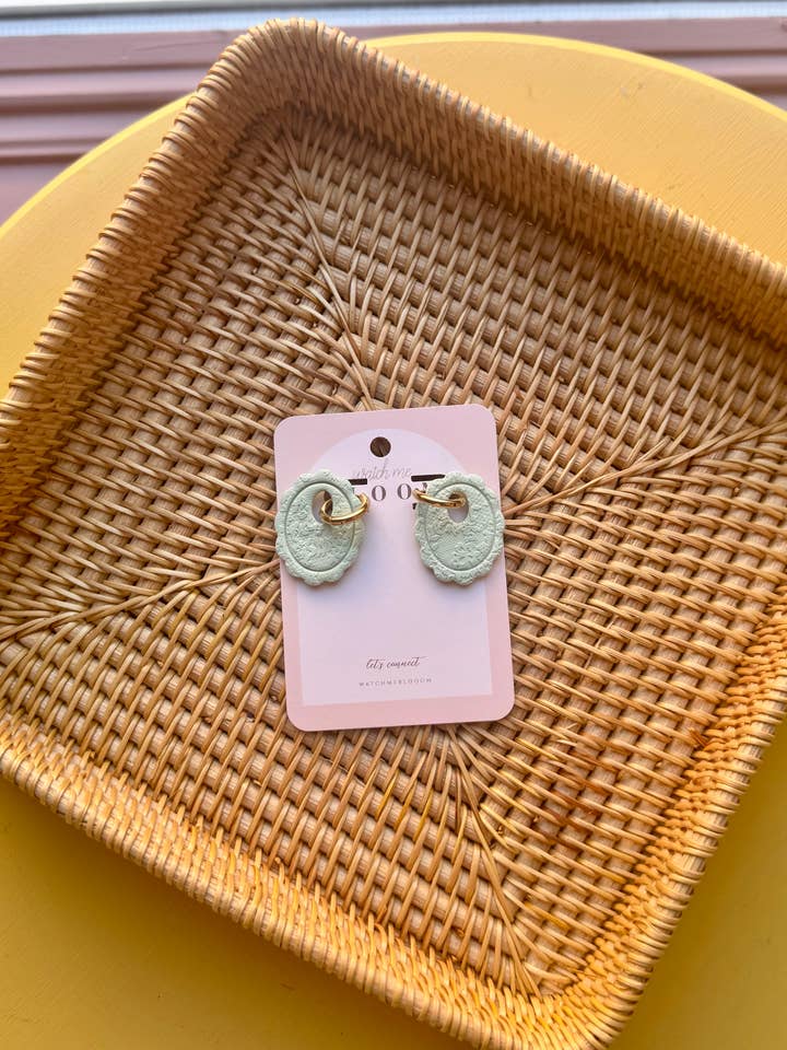 Kant Ruffle Ovale Hoepels | Handgemaakte Polymeerklei Oorbellen voor wholesale door Watch Me Bloom