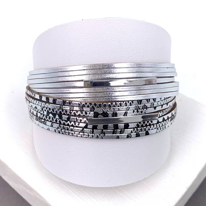 Korsad magnetiskt armband med stångdetalj för wholesale av Tempest Designs