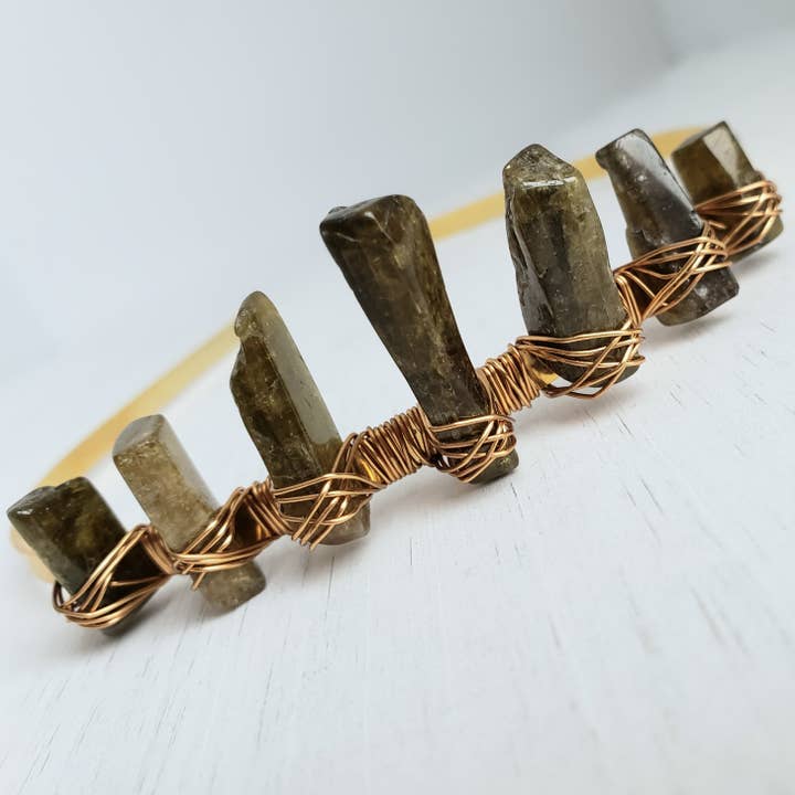 Diadème ou couronne en pierres précieuses - Bâtonnets de tourmaline verte pour la vente par Divine Dragon Designs