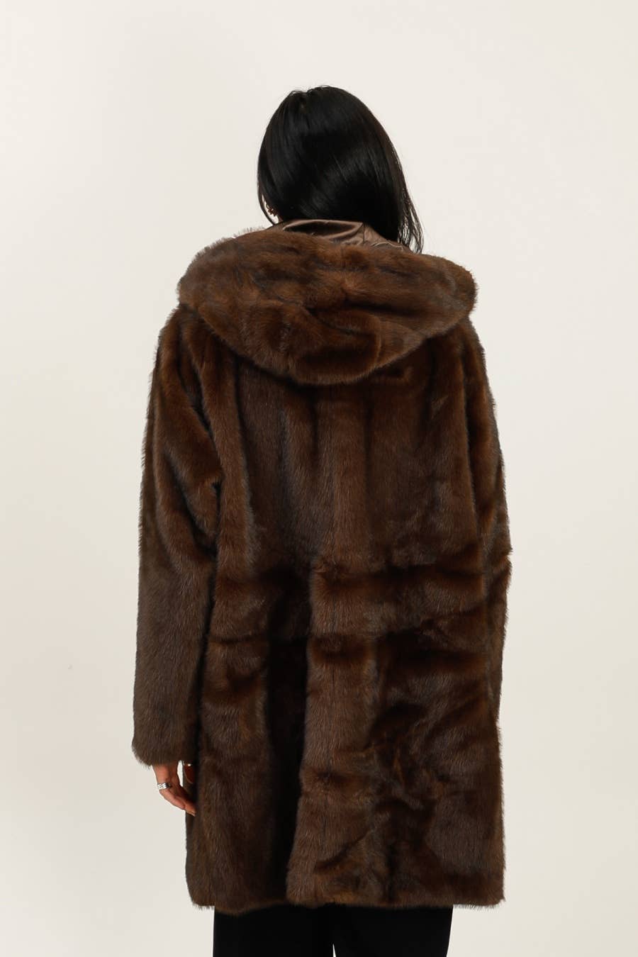 DIX-ONZE – wholesale Päls/fuskpäls - Dam – Chokladbrun Lång Fuskpälsrock – Lyx & Komfort3