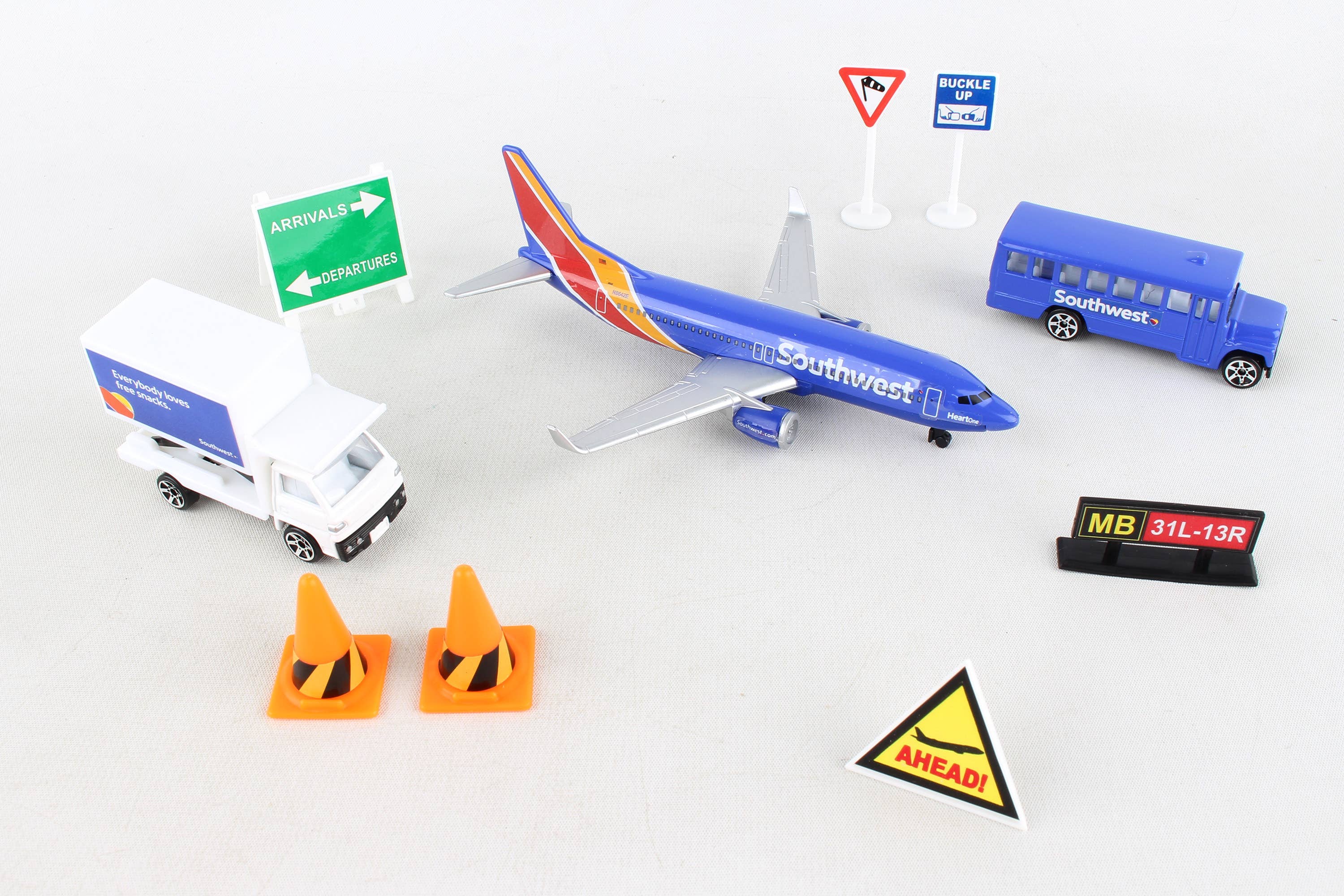 Daron Worldwide Trading - Wholesale Toy Set - Kids - RT8181-1 Southwest Airlines Playset by Daron Toys1