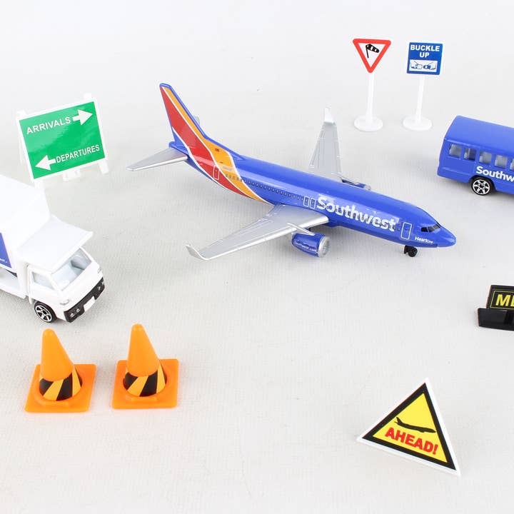 Daron Worldwide Trading - Wholesale Toy Set - Kids - RT8181-1 Southwest Airlines Playset by Daron Toys1