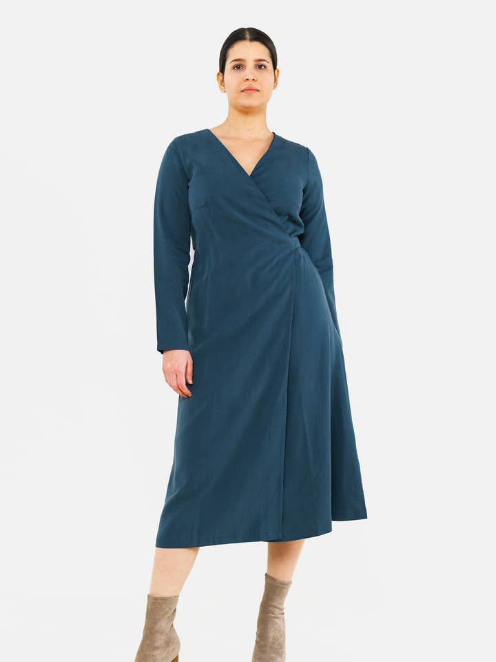 Wickelkleid "MA-LAA" in Grün aus Tencel für den Großhandel von Studio Hertzberg