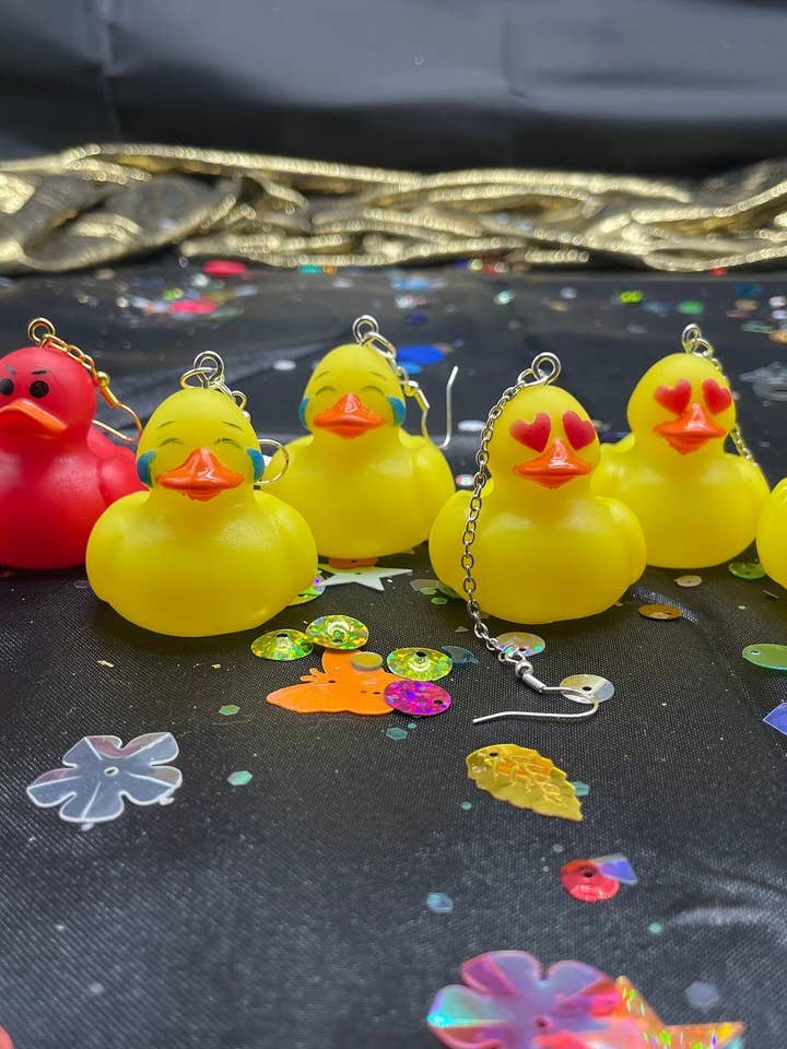 Boucles d'oreilles Lil Rubber Ducky sur le thème des émojis ! Dans Angry, Cry Laugh, Heart Eye et Sunglass Emojis avec chaîne pendante dorée, argentée ou argentée ! pour la vente par R59Creates