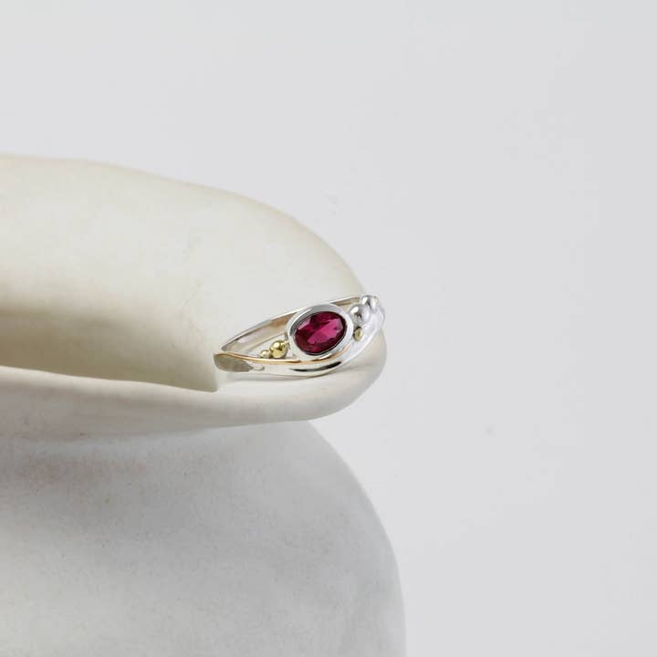 Banyan Jewellery – Großhandel Einzelstein-/Solitär-Ring – Handgefertigter Silberring mit rosa Rubin-CZ- und Golddetails3