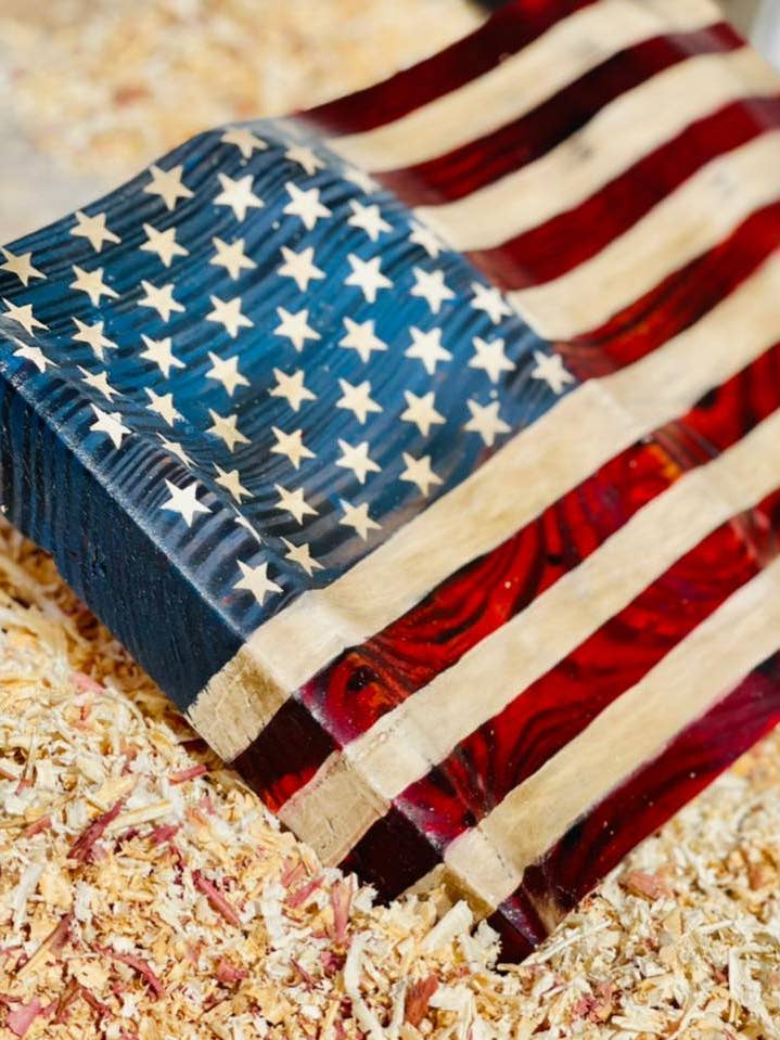 Håndskåret træ Desktop bølget amerikanske Flag for engroshandel hos Georgia Grace Vintage Designs