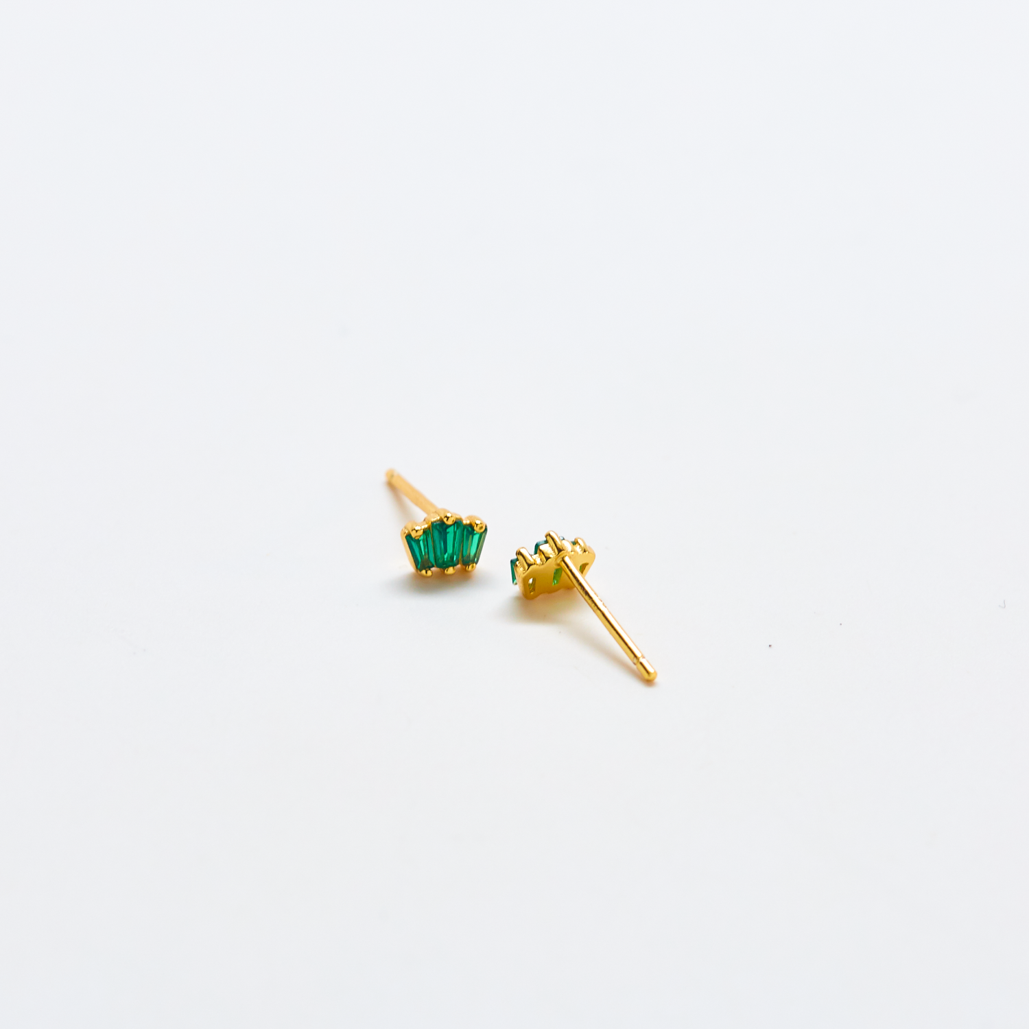 Admiral Row Jewelry – Brincos de pino por atacado – Jóias Green Trio Baguette Gold Vermeil Studs1