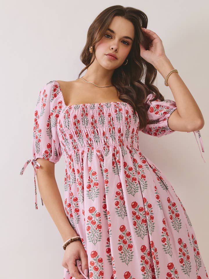 CD07059 - Robe midi rose à fleurs au corsage smocké pour la vente par TCEC