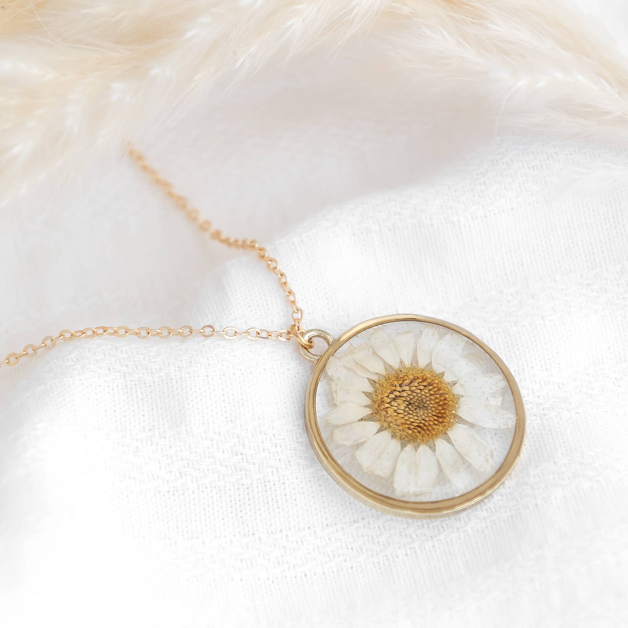 Allie and Posie – wholesale Pendant/charm necklace – DAISY necklace with real pressed marguerite daisies in resin1