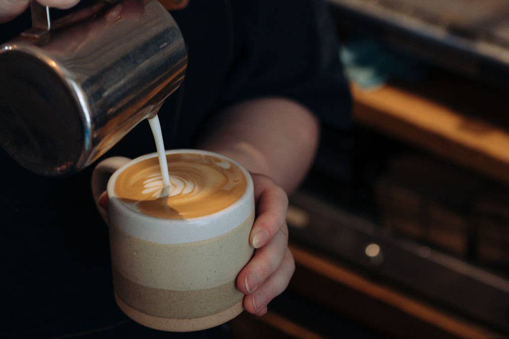 Girls Who Grind Coffee - Vente Café moulu - Grains de café One Eye Open Half Caff, mélange lavé mi-caféiné3