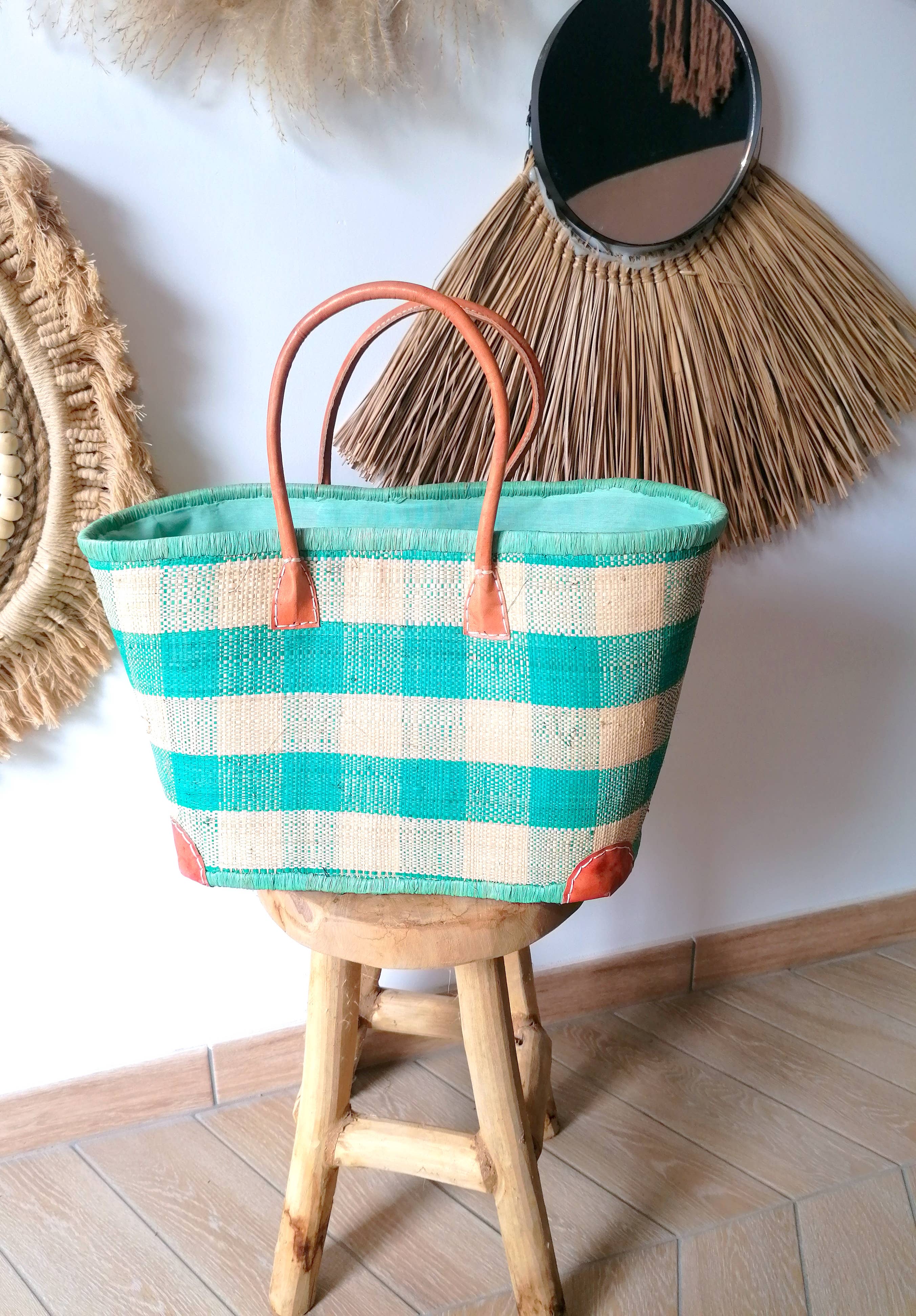 Le comptoir de la plage – wholesale Strandväska – Handgjord Rabane ”Beloha” rutigt mönsterkorg med påse7
