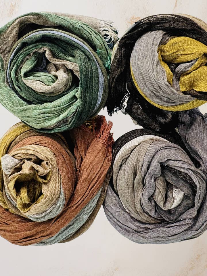 Écharpe légère à bords bruts et blocs de couleur Soft Luxe JC021036 pour la vente par JC Sunny Fashion