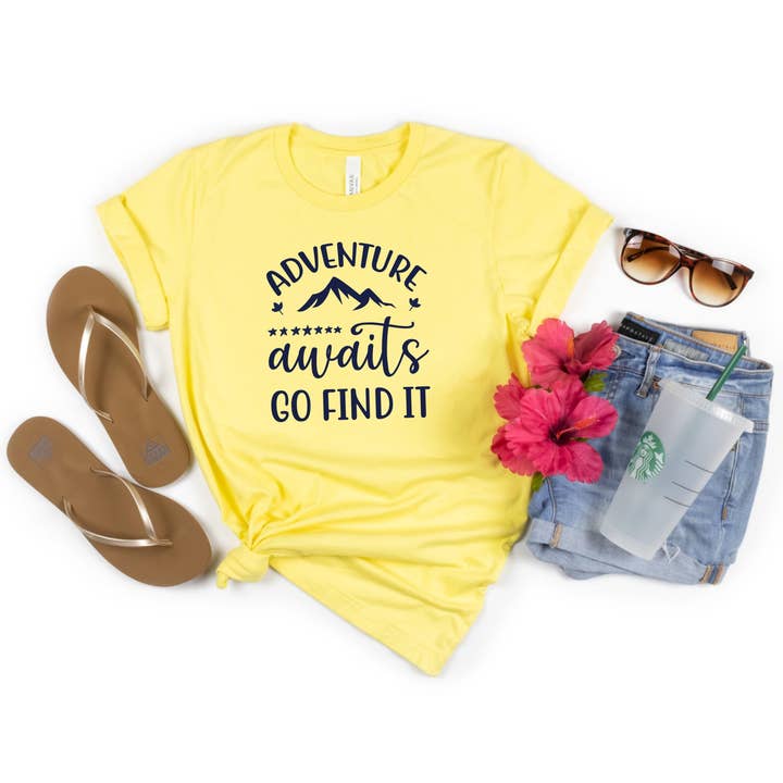 Eventyr venter, Gå Find det T-shirt for engroshandel hos Awkward Mama Designs