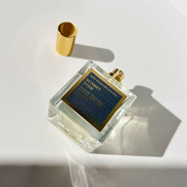 Coucher de Soleil Noir - Eau de Parfum (avec nouvelle boîte d'emballage) pour la vente par Kyler Handcrafts and Gifts