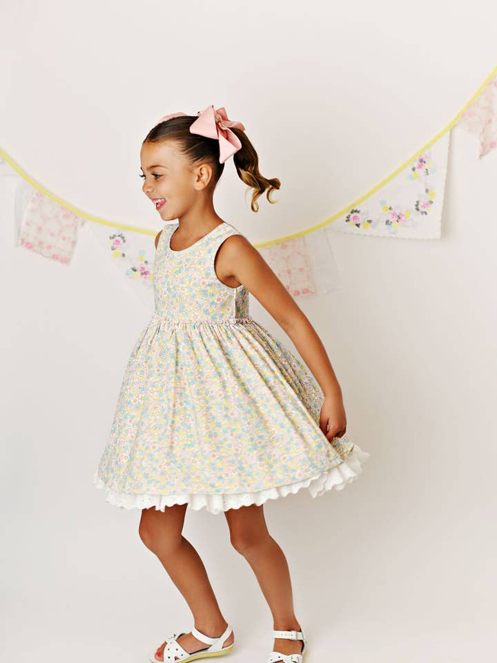 ROBE PRINTANIÈRE SUPERPOSÉE À ŒILLETS POUR FILLE pour la vente par Serendipity Clothing Co