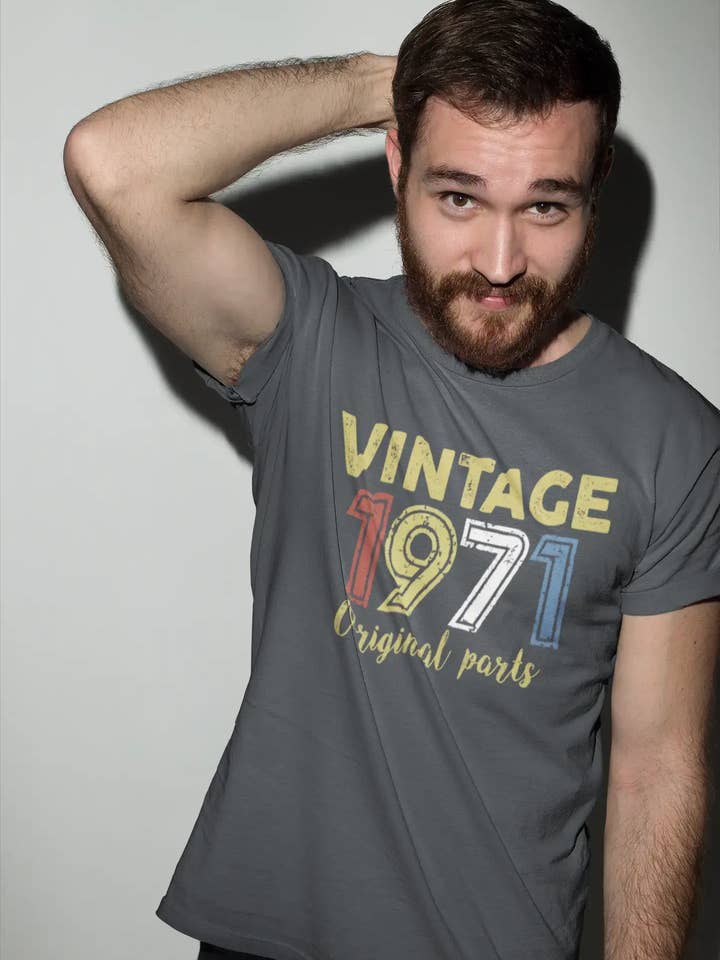 ULTRABASIC - T-shirt vintage 1971 à imprimé graphique pour hommes, bleu marine pour la vente par ULTRABASIC