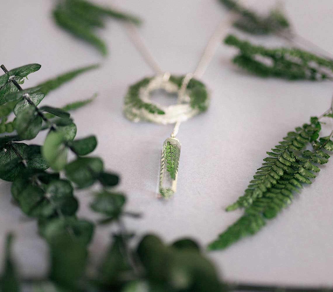 Costurero Real - Wholesale Pendant/Charm Necklace - Fern necklace Geode slice resin pendant green pressed leaves2