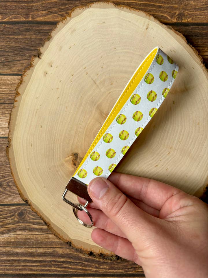 Porte-clés et bracelet Softball pour la vente par South Coast Sewn