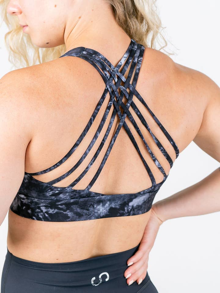 Soutien-gorge de sport Essential Strappy - Black Tie-Dye pour la vente par Curves N Combat Boots