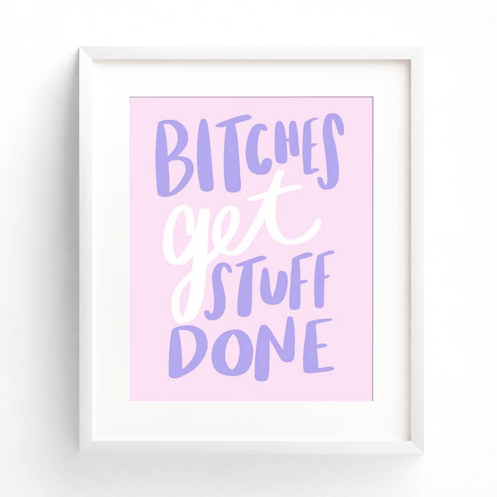 Bitches Get Stuff Done Kunsttryk - SIDSTE CHANCE FERIEGAVE for engroshandel hos Your Gal Kiwi