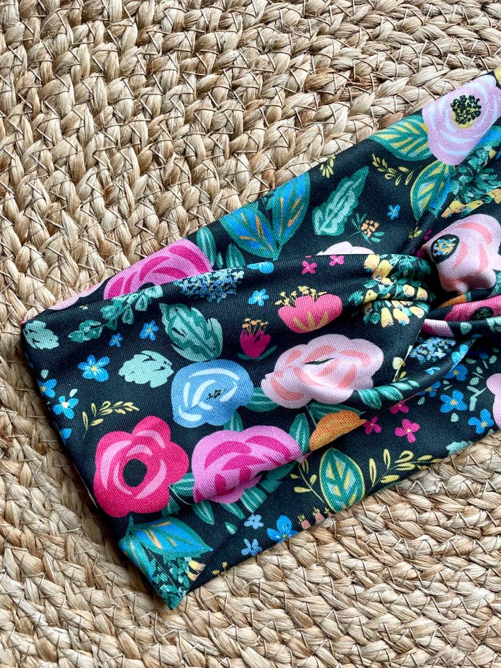 Diadema negra de punto torcido Wonderland Garden para venta al por mayor de Designs by Rachel Joy