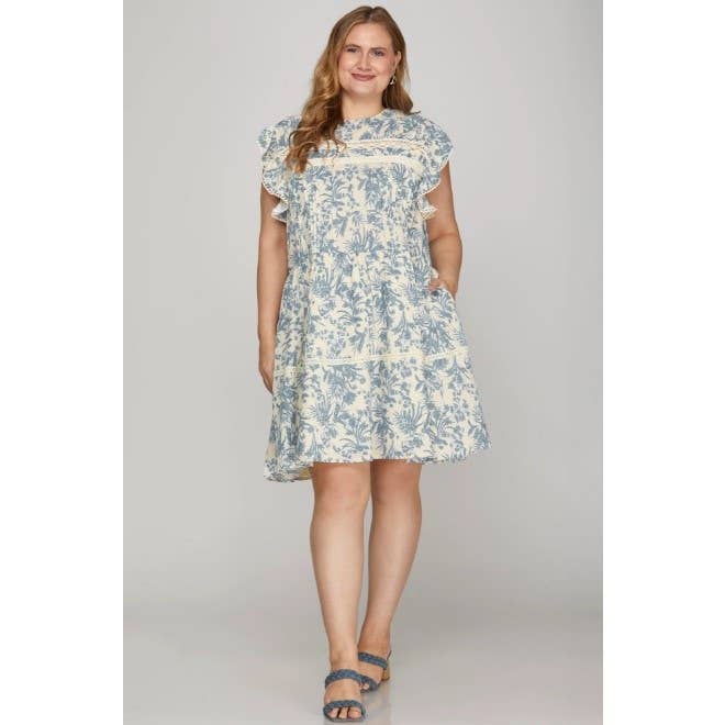 PLUS SIZE KJOLE MED FLÆSEÆRMER, BLOMSTERPRINT OG PINTUCK DETALJER for engroshandel hos Curve Market