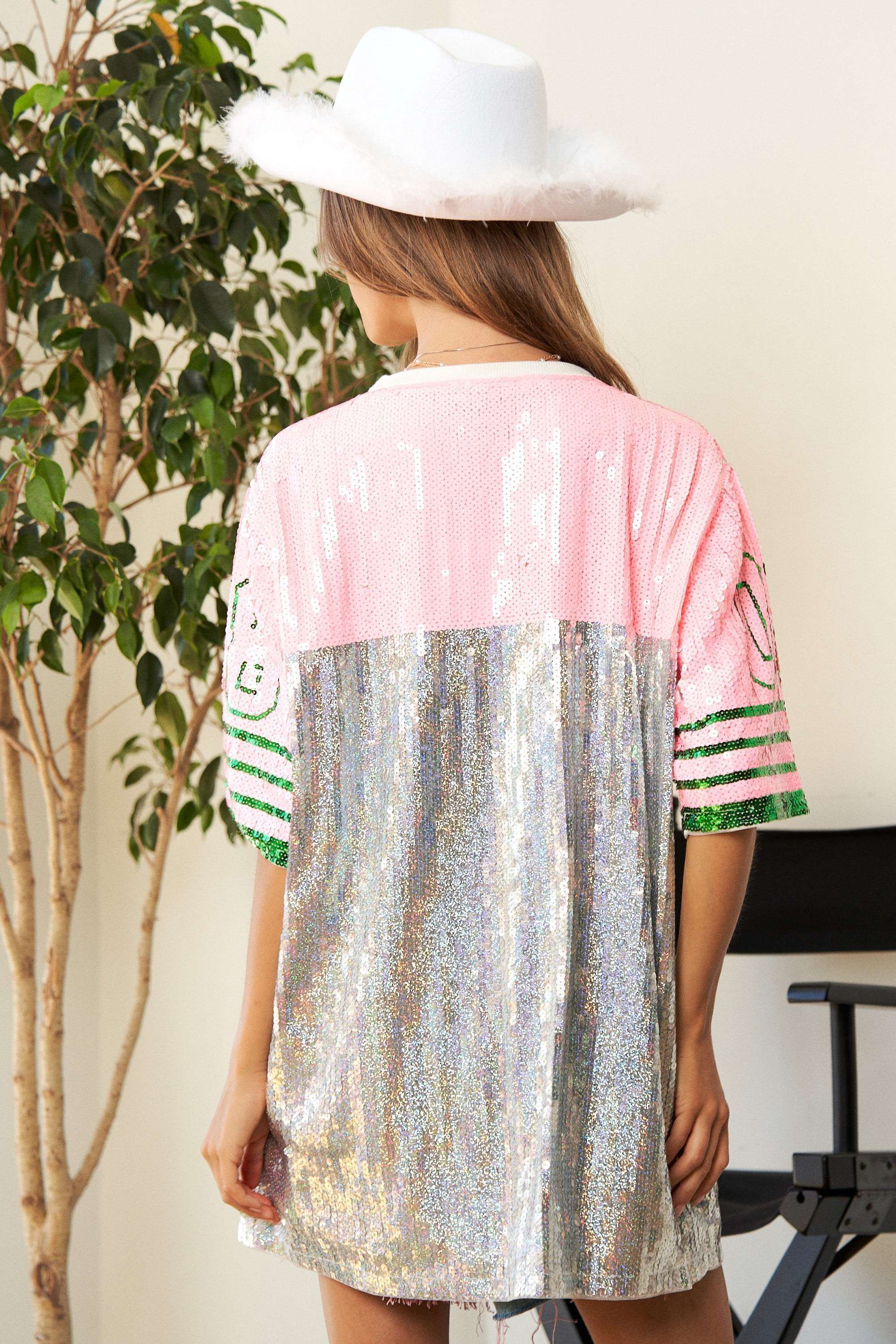 GRIGIO/ROSA Top in jersey con paillettes Game Day con dettagli rosa e verdi in vendita all'ingrosso su Faire6