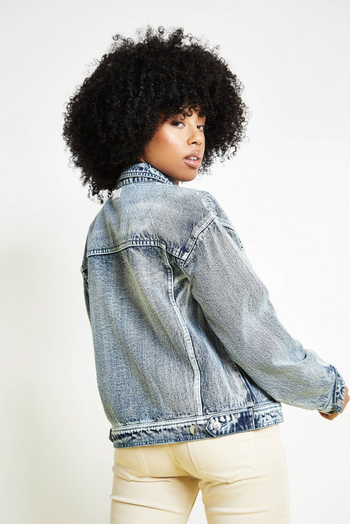 JMOJO UK Limited - Vente Veste en jean – femme - Veste en jean surdimensionnée Ayla - Bleu délavé2