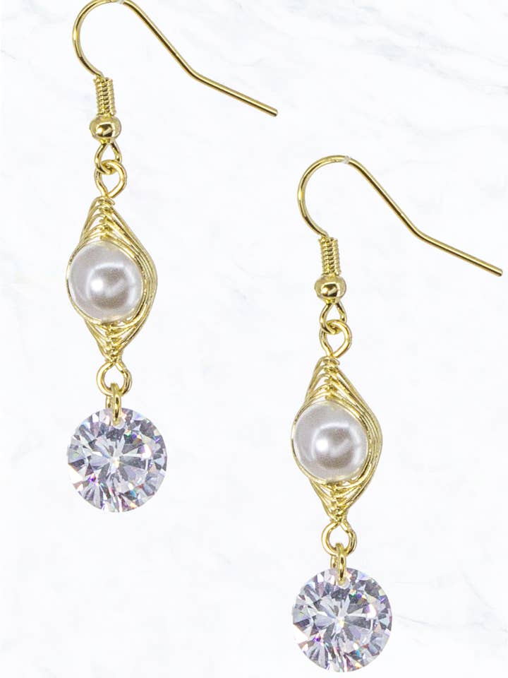 Orecchini pendenti con perle e pietra di vetro avvolti in filo d'oro per la vendita all'ingrosso da parte di Suzie Q USA