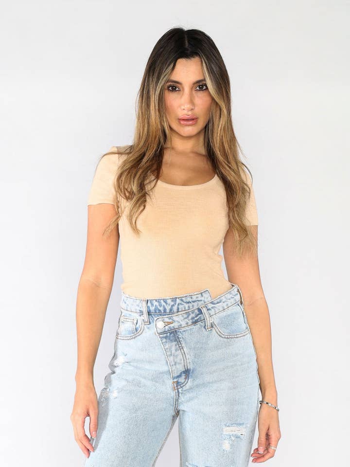 Makers of Dreams – wholesale T-shirt (utan tryck) – Dam – Rib Scoop Neck Kortärmad Baby Tee (Nude)