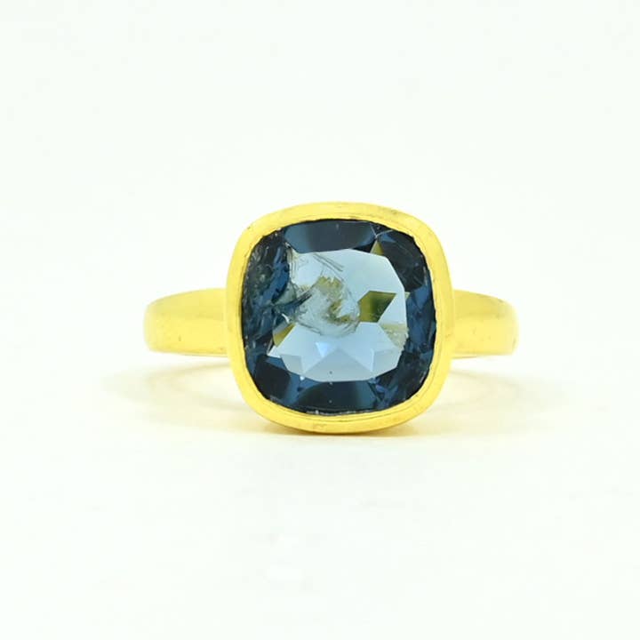 Schmuckoo Berlin – Großhandel Einzelstein-/Solitär-Ring – Lavinia Ring vergoldetes Silber - Blauer Iolith (3 Ringe)1