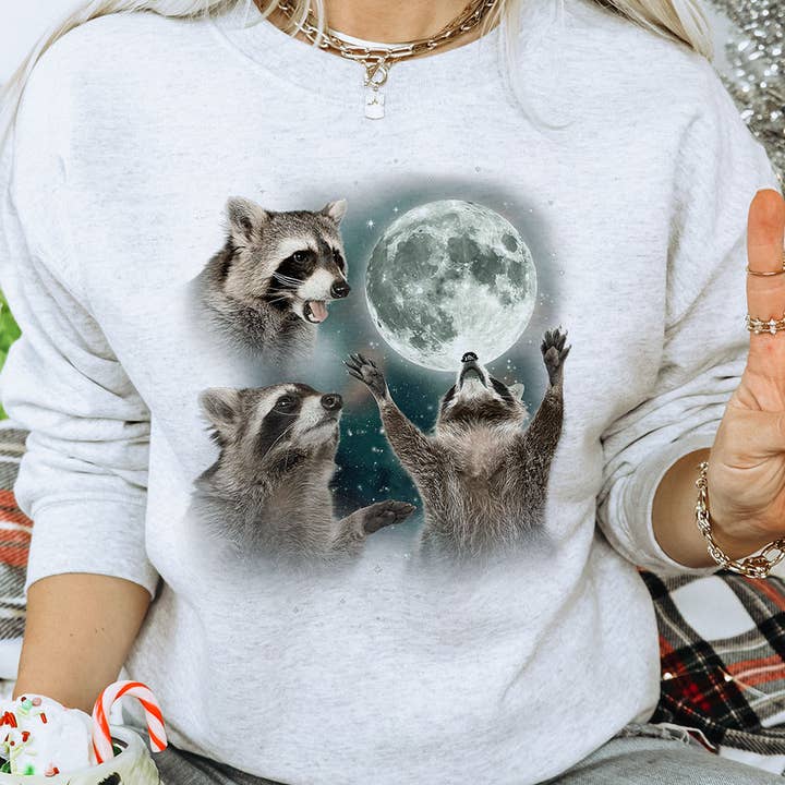 3 Raccoons Howling - Sweatshirt Funny Raccoon Moon Meme pour la vente par House Of Rodan