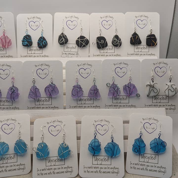 Pendientes de vidrio marino cultivado envueltos en alambre, cada par es único. para venta al por mayor de Be a Light Jewelry