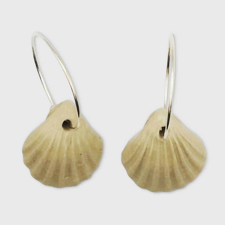 Boucles d'oreilles coquillages blanches en argent 925 pour la vente par Corinne Ceramique