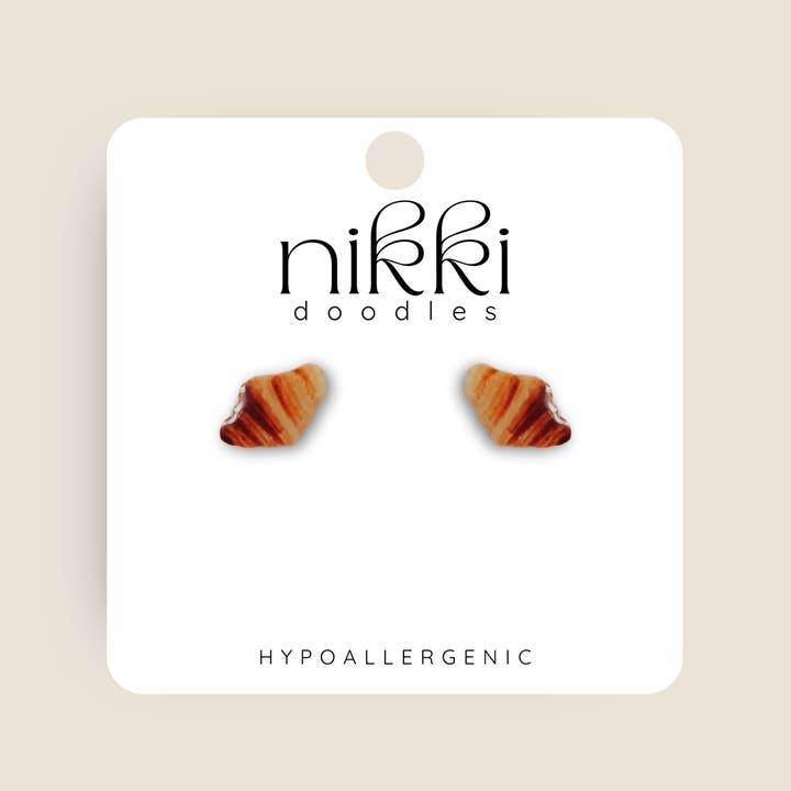 Orecchini a bottone Croissant Pastry Novelty per la vendita all'ingrosso da parte di Nikki Doodles