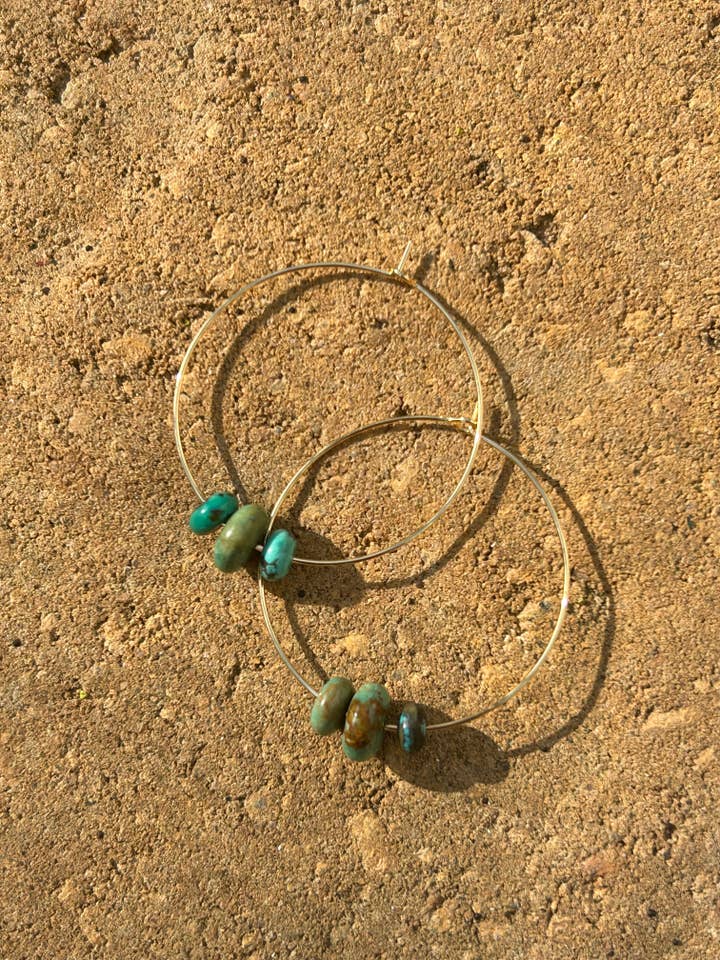 Créoles en perles turquoise pour la vente par Sea Allure Jewelry