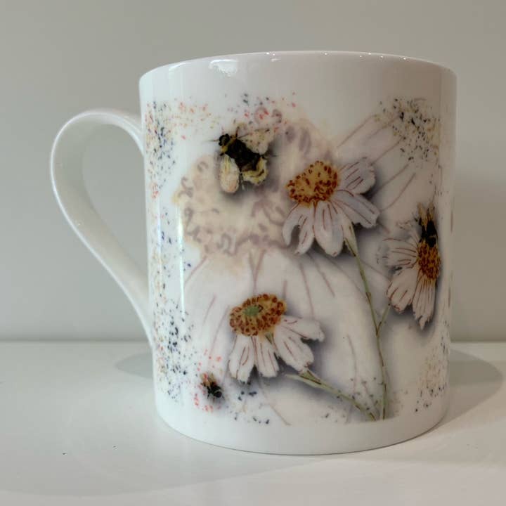 Tasse en porcelaine Daisies Fine Bone pour la vente par Claire Louise