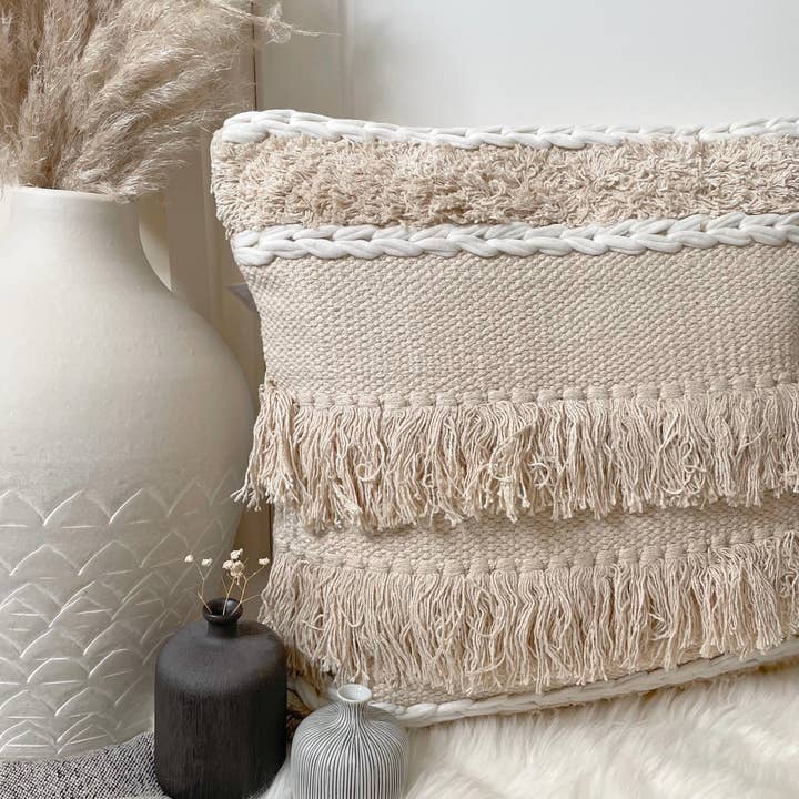Coussin touffeté Boho en beige - Lucie PRÉ-COMMANDE pour la vente par River & Ivy
