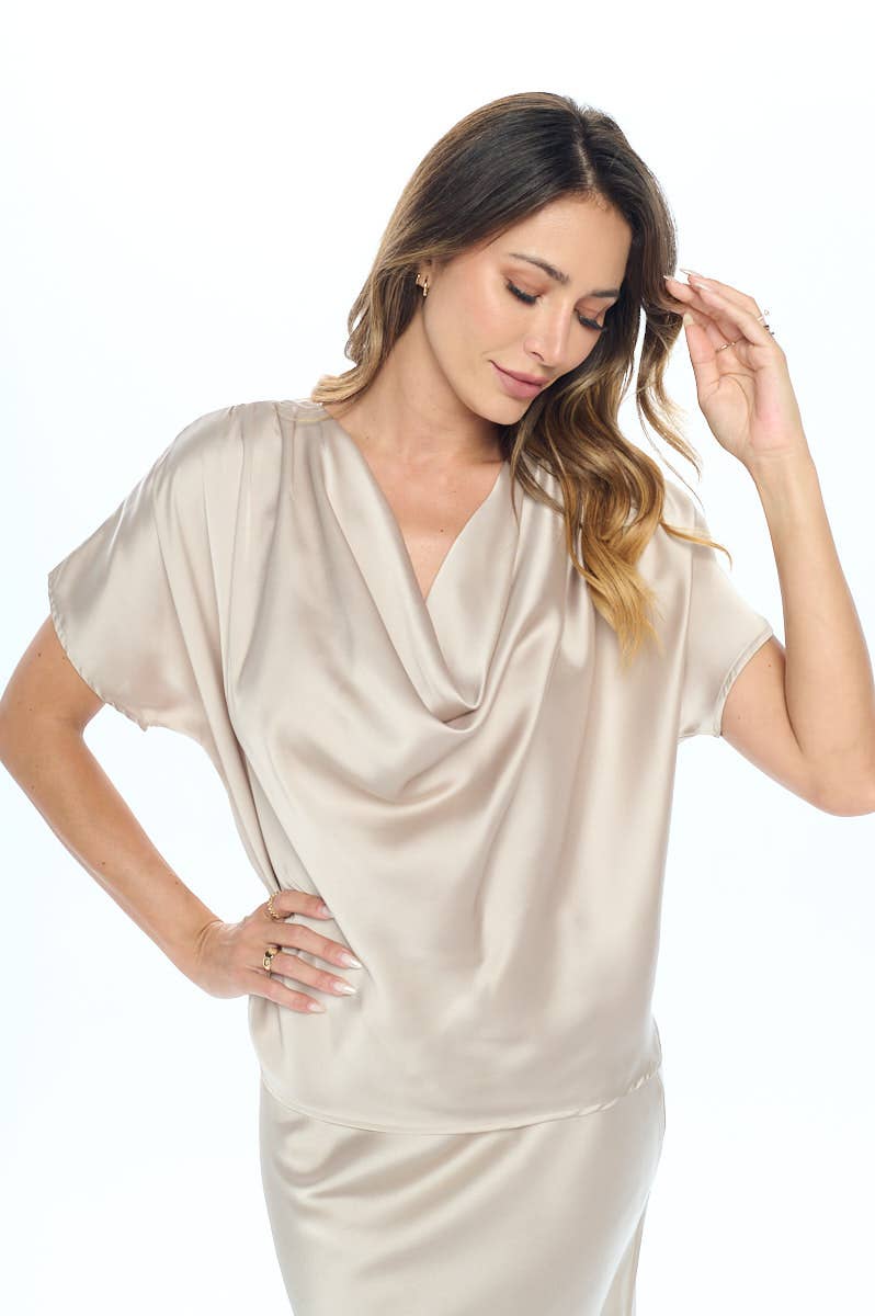 BEIGE Top a maniche corte con collo ad anello in raso made in USA in vendita all'ingrosso su Faire0