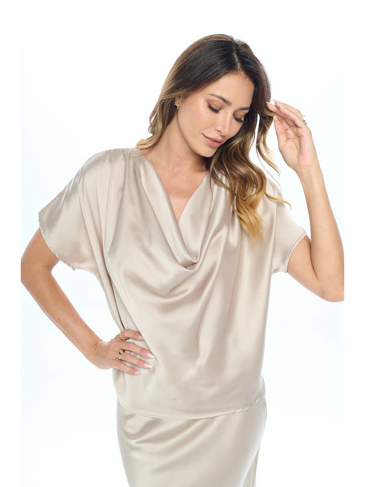 BEIGE Top a maniche corte con collo ad anello in raso made in USA in vendita all'ingrosso su Faire