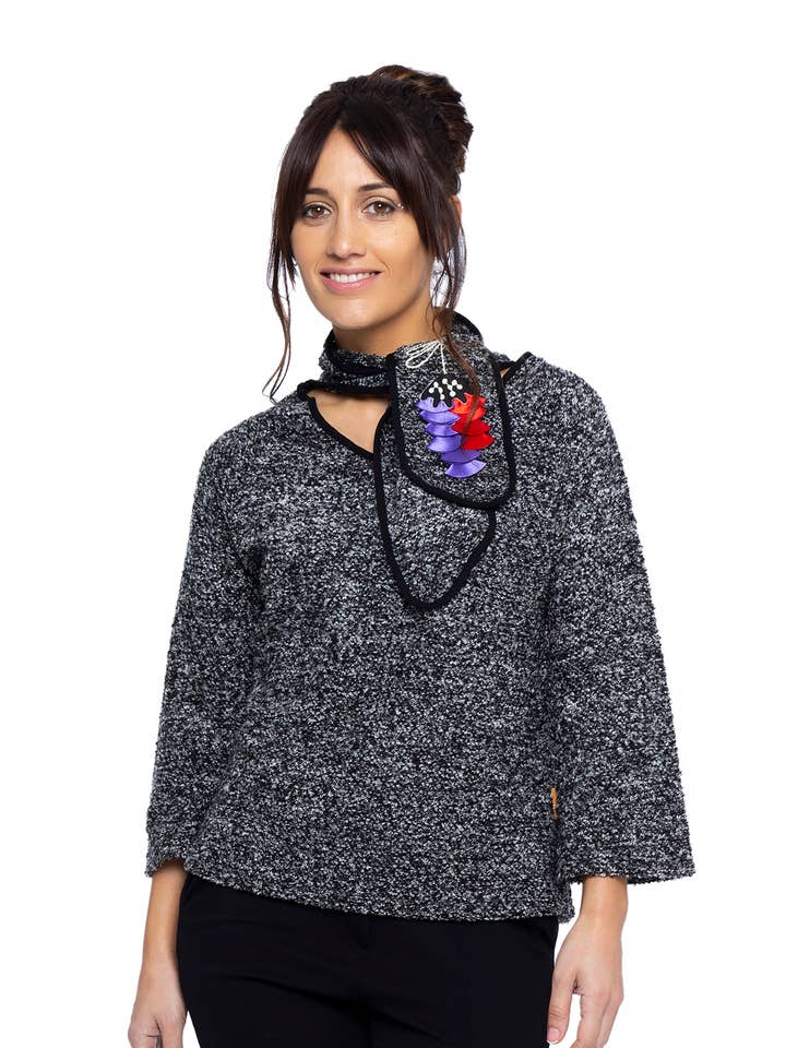 Schwarz-weißer Trikotpullover mit Schal. Melodrama-Pullover für den Großhandel von Mamatayoe