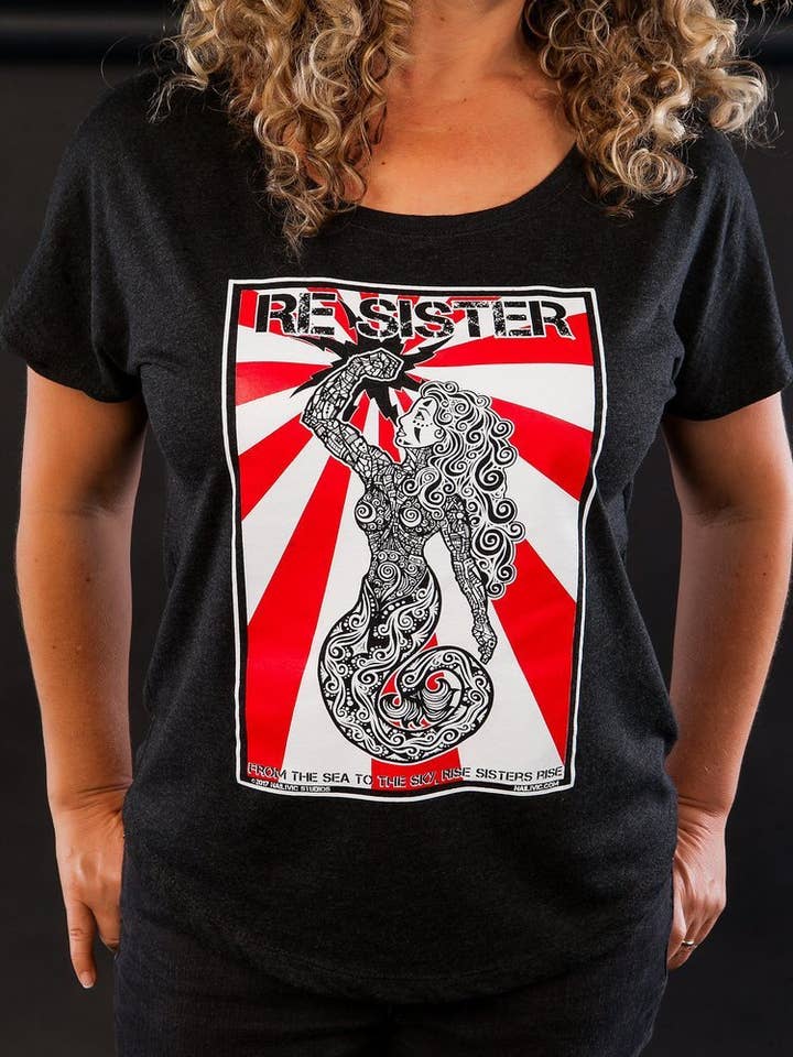 „Resister“ Kvinder & Unisex T-Shirt for engroshandel hos Nailivic Studios