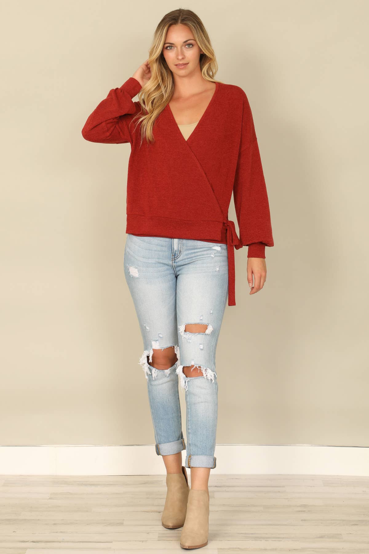 You & Me – Großhandel Bluse – Damen – YMT20079SOLID LANGÄRMELIGES BAUERNBLUSE-WICKELTOP MIT SEITLICHEM BINDEN UND ÜBERSCHNITTENEM AUSSCHNITT12