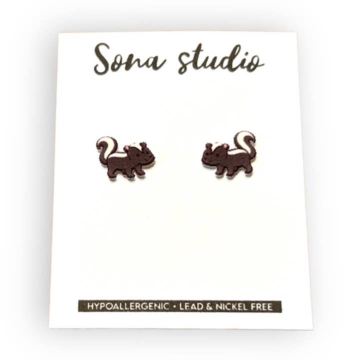Boucles d'oreilles Skunk pour la vente par Sona Studio